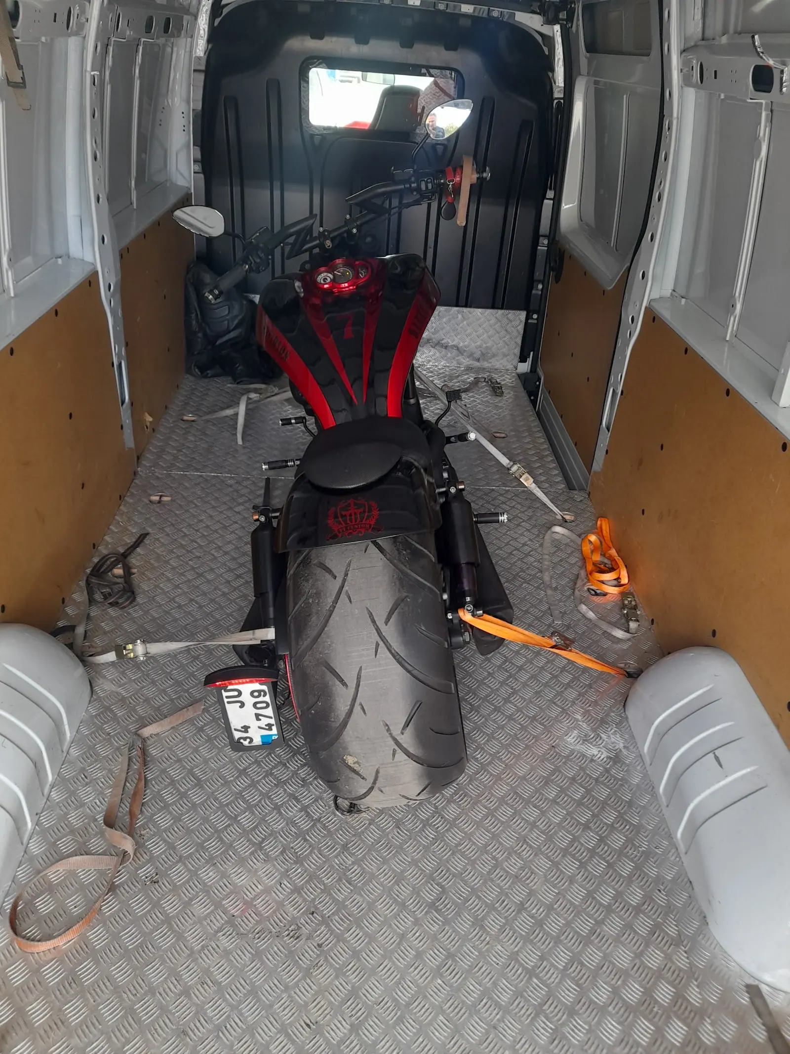 Kasada sabitlenmiş özel yapım motosiklet