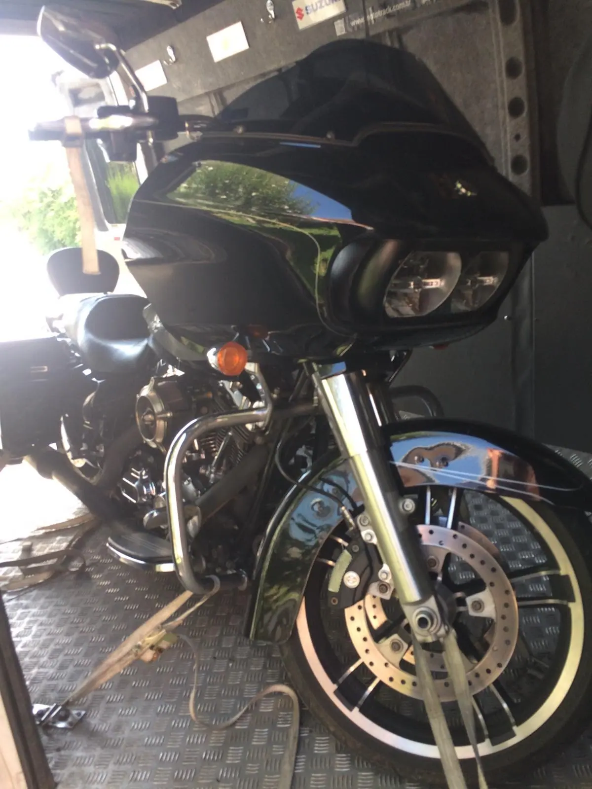 Spanzetlerle sabitlenmiş Harley-Davidson Road Glide